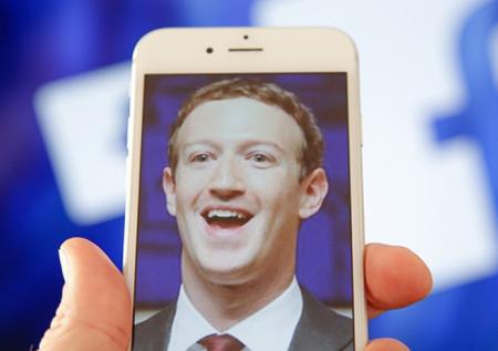 Цукерберг ответил на критику сооснователя Facebook