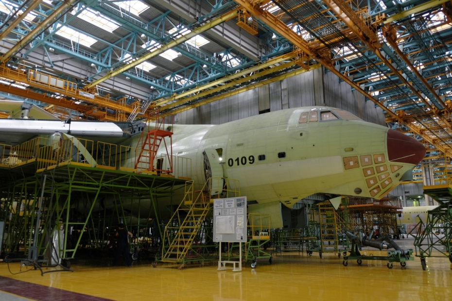 Сборка самолета ИЛ-76 в цехе окончательной сборки
