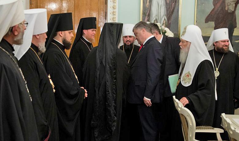 Константинопольский патриарх Варфоломей и президент Украины Пётр Порошенко (справа налево)