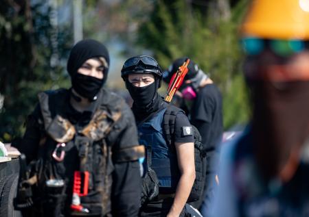 Демонстранты в Гонконге обстреляли полицию из луков