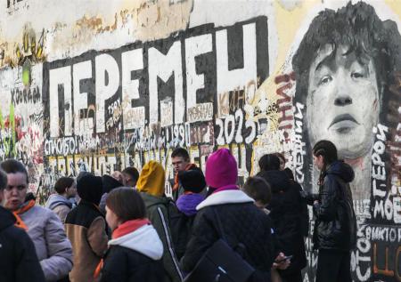 На стену памяти Цоя на Арбате нанесли граффити о Паше Технике