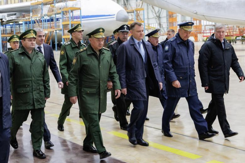 Министр обороны РФ Сергей Шойгу во время инспектирования производства самолетов Ил-76МД-90А и ремонта Ан-124-100 на заводе «Авиастар» в Ульяновске