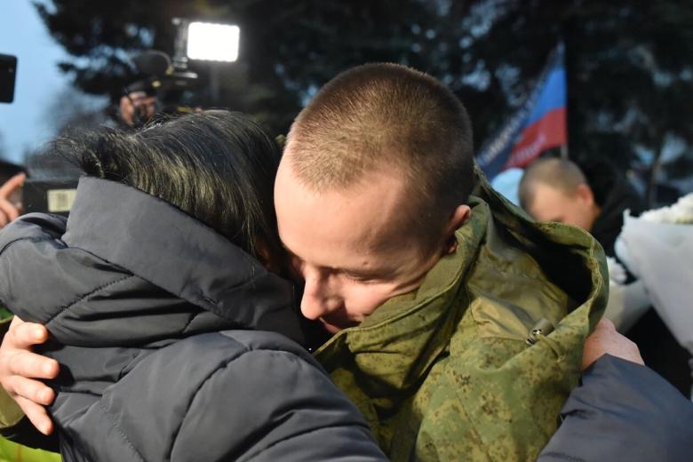 В Харцызске встретили освобожденных из украинского плена военных ДНР