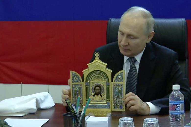 Президент РФ Владимир Путин вручает копию иконы военнослужащим во время посещения штаба группировки «Днепр» на Херсонском направлении