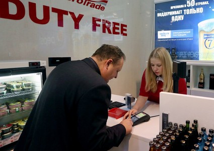 Летающим по России могут разрешить покупать алкоголь в duty free