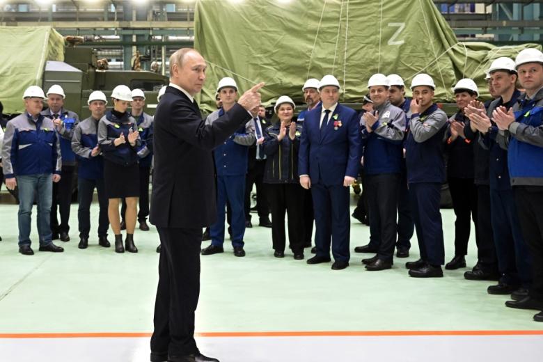 Президент РФ Владимир Путин во время общения с рабочими в ходе посещения АО «Северо-западный региональный центр концерна ВКО «Алмаз-Антей» — Обуховский завод