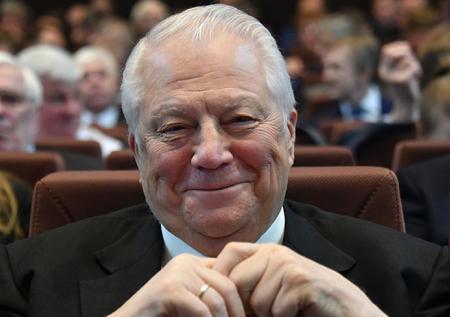 Путин наградил почётного президента ОКР
