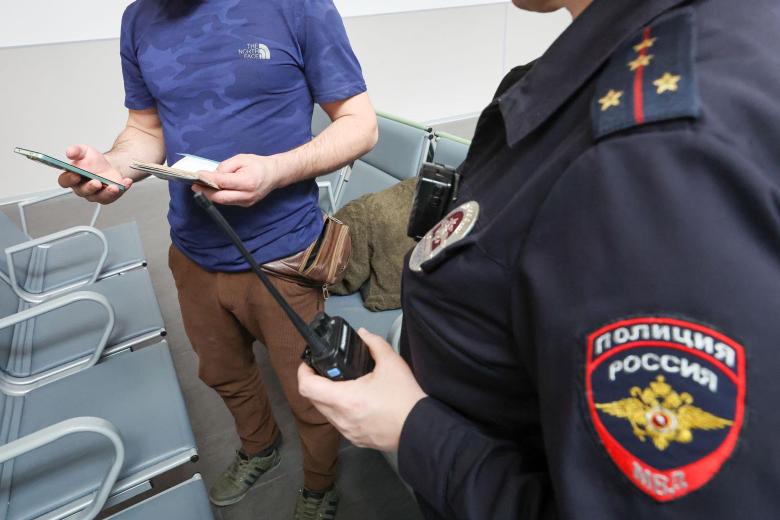 Сотрудница полиции во время проверки документов