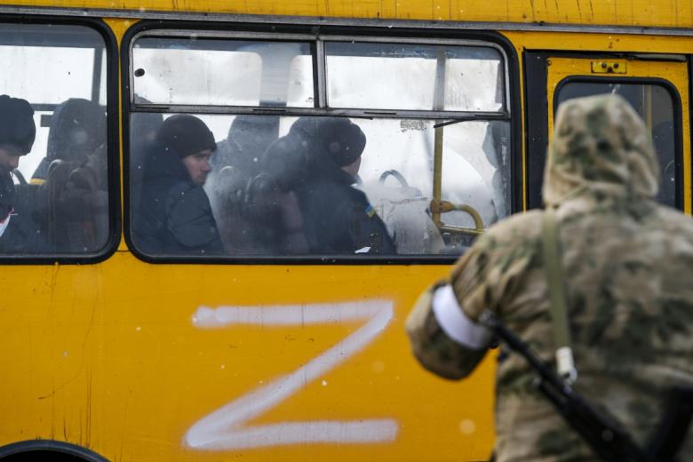 Автобус с украинскими военнопленными на окраине Мариуполя. Украина