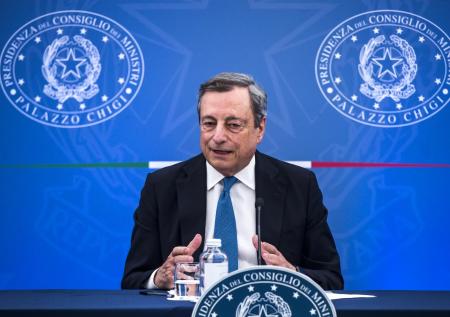Драги заявил, что готов остаться премьером Италии