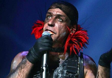 Вокалист Rammstein признался в любви на русском в новом клипе