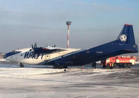 В Новосибирске в аэропорту Толмачево загорелся самолет Ан-12БК