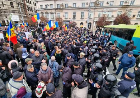 Полиция задержала 65 участников антиправительственного митинга в Кишиневе