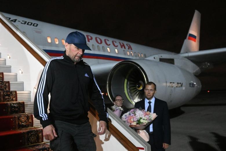 Один из освобожденных в Турции россиян — Вадим Красиков — спускается из самолета в аэропорту в Москве