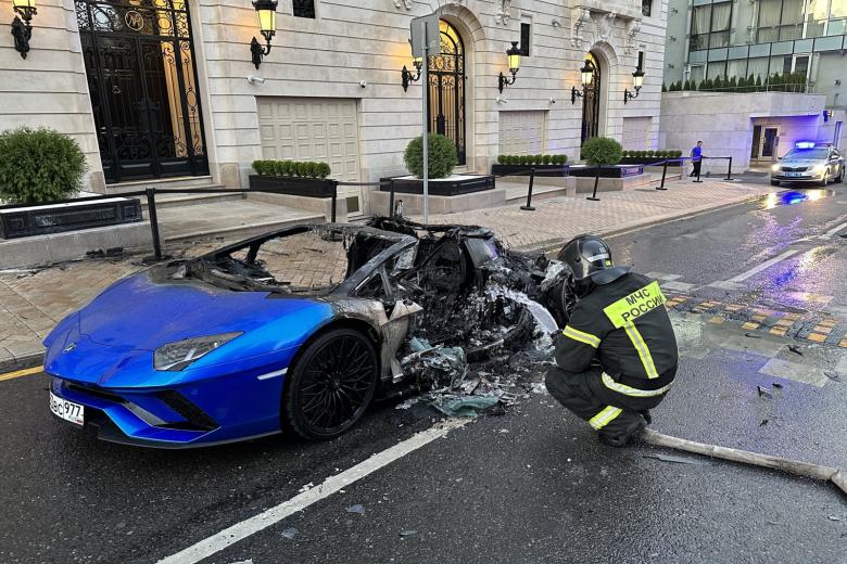 Сгоревший Lamborghini в Хилковом переулке в Москве