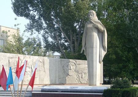 Осквернившие памятник «Родина-мать» в Ставрополье вымыли его 