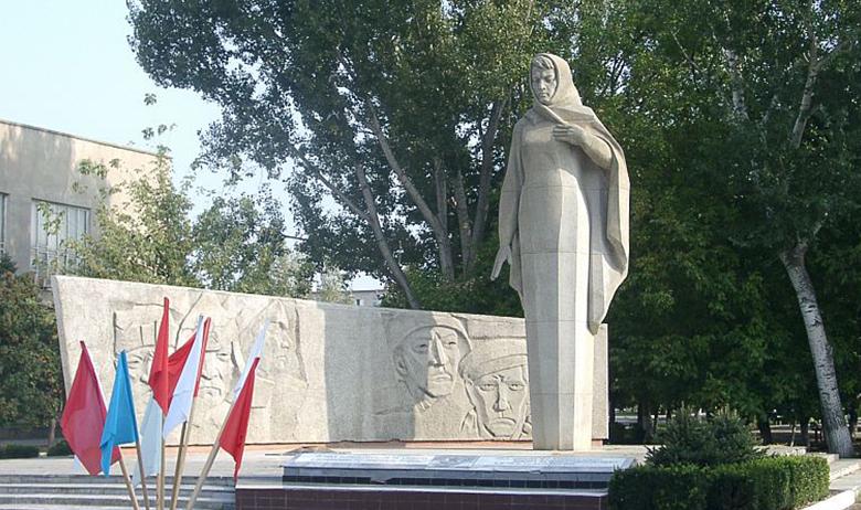 Памятник Родина-мать» в Будённовске