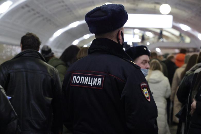 Сотрудник полиции в Московском метрополитене