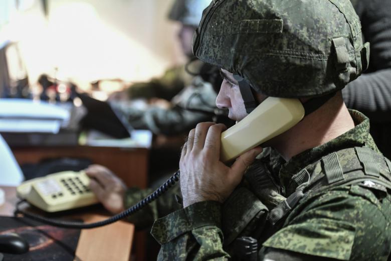 Военнослужащий расчета РЗСО в командном пункте в Запорожской области