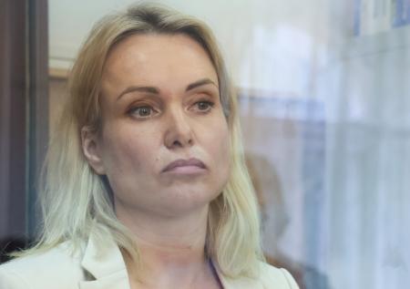 Экс-редактор Первого канала Овсянникова покинула Россию