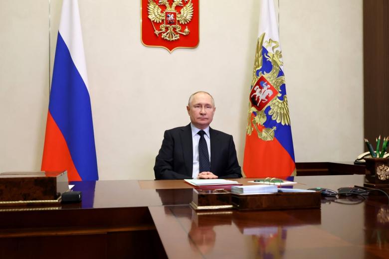 Президент России Владимир Путин в режиме видеоконференции провёл оперативное совещание с постоянными членами Совета Безопасности