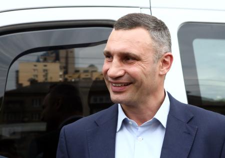 Кличко поздравил себя с днём рождения во время прыжка с парашютом