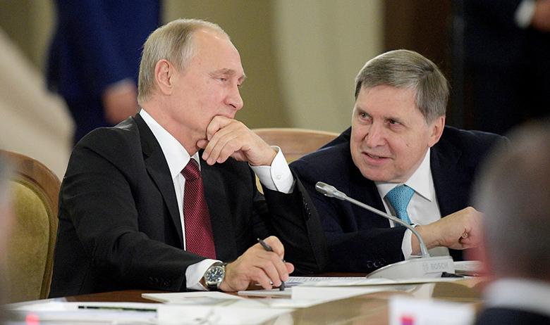 Президент РФ Владимир Путин и его помощник Юрий Ушаков