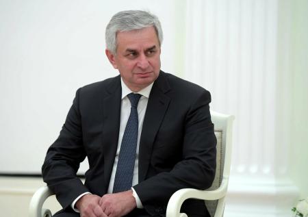 Парламент Абхазии принял отставку президента Хаджимбы 