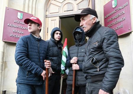 «Пока не уйдет»: оппозиция Абхазии не согласилась на условия властей