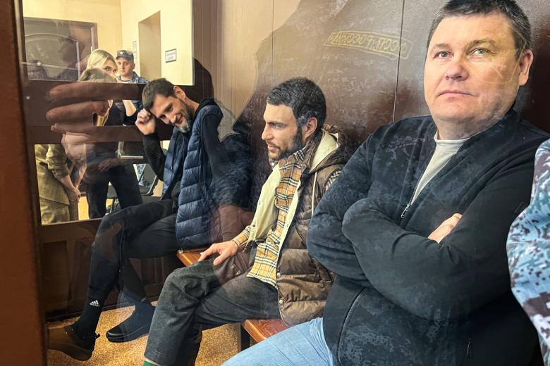 Сын заместителя главы МВД РФ Игоря Зубова Денис Зубов, фигуранты дела Игорь Карпов и Василий Ермаков (слева направо) в Кировском районном суде Самары