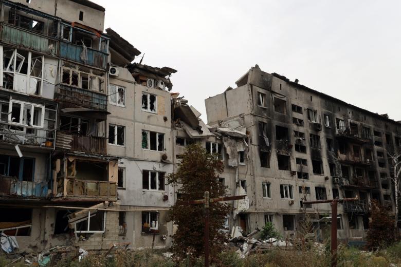 Разрушенный в результате боевых действий многоквартирный жилой дом в освобожденной Красногоровке Донецкой Народной Республики
