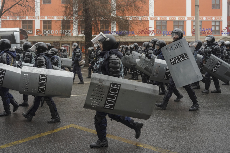 Казахстан. Алма-Ата. Сотрудники полиции во время акции протеста против повышения цен на сжиженный газ