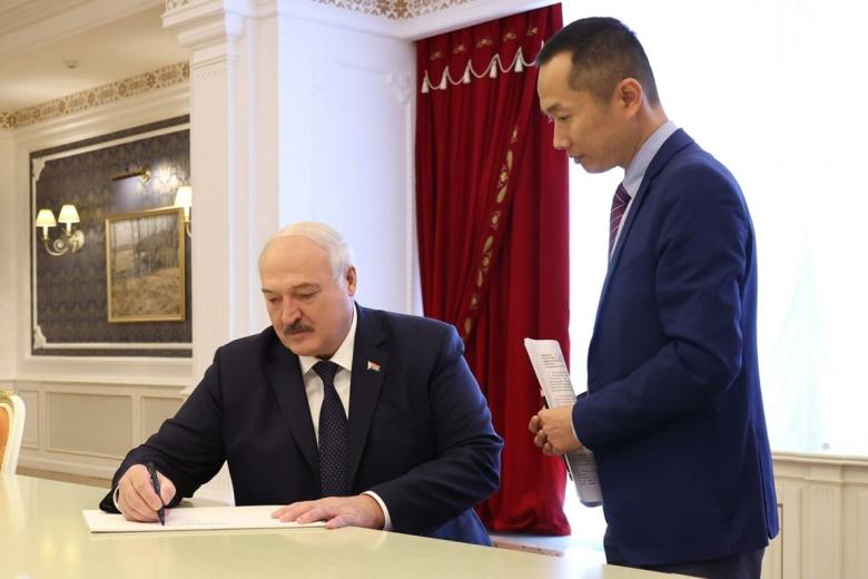Александр Лукашенко дал интервью китайским СМИ 