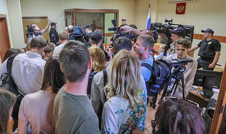Рассмотрение в суде ходатайства следствия об аресте сестёр Хачатурян