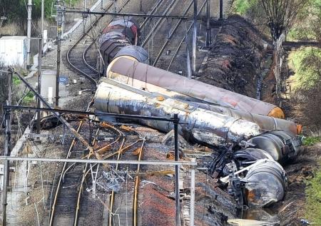 Поезд с опасными веществами сошел с рельсов в штате Мэн