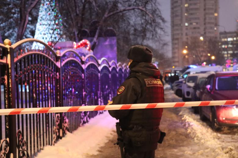 Оперативные службы у МФЦ на юго-востоке Москвы, где в результате стрельбы погибли два человека