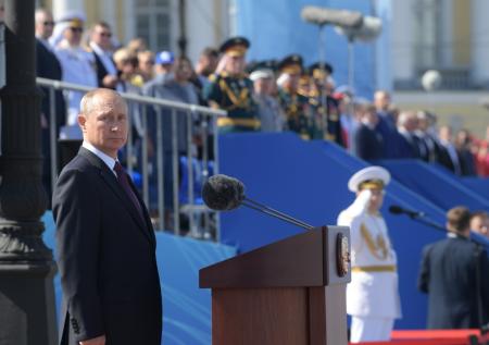 Путин подписал указ о проведении парада ВМФ в Петербурге