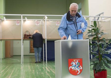 Названы участники второго тура президентских выборов в Литве