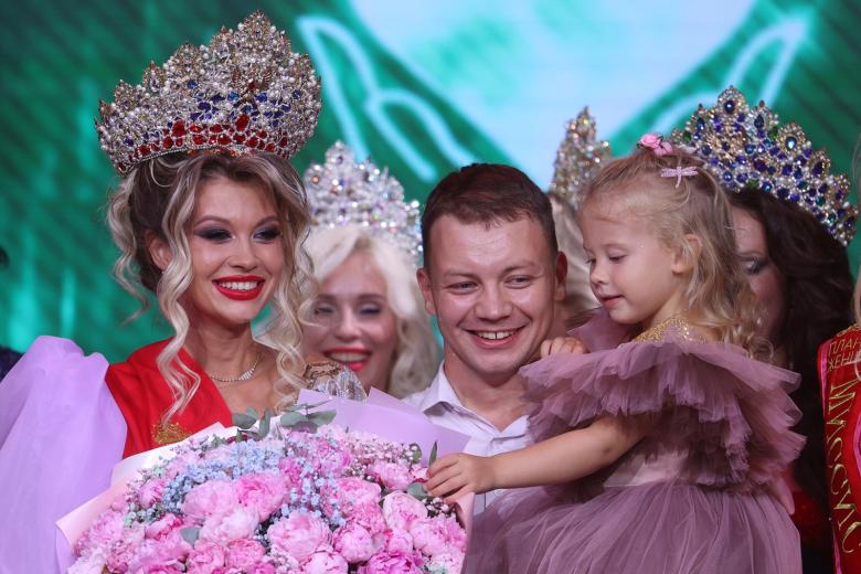 Жанна Специальная с семьей