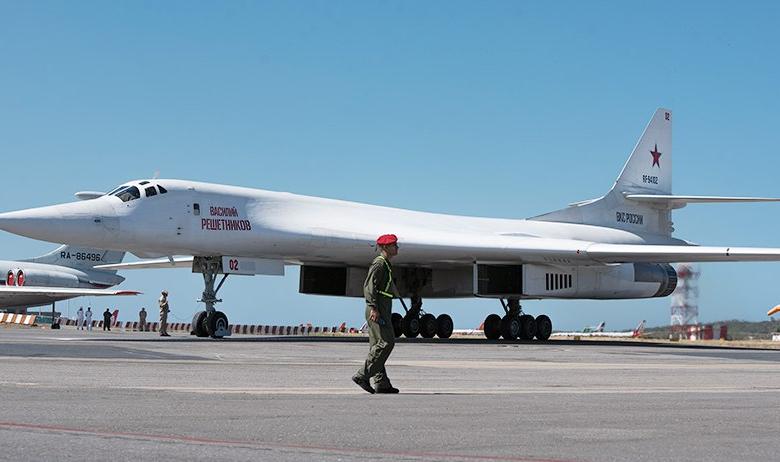 Российский бомбардировщик Ту-160 в аэропорту Каракаса