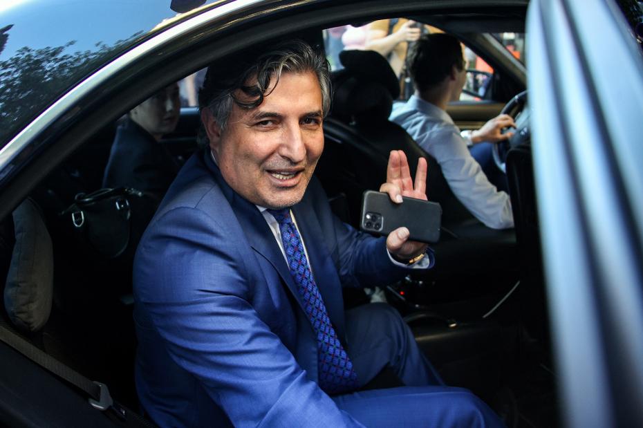Адвокат Ефремова Эльман Пашаев у здания Пресненского суда