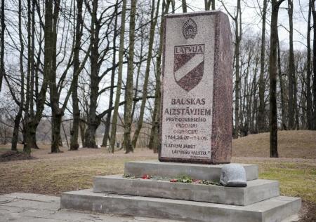 В латвийском городе вернули на место памятник легионерам СС