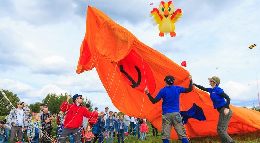 Надуть и запустить в небо 12-метрового Мишаню — непростое дело