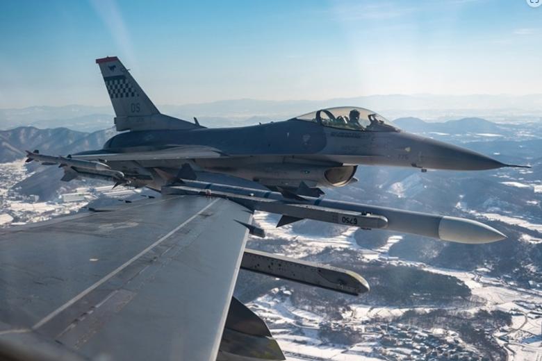 Истребитель F-16 Fighting Falcon