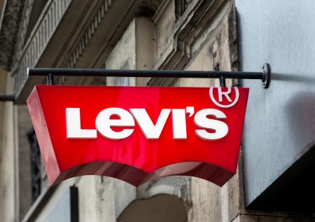 «Коммерсант»: компания Levi's решила продать российский бизнес