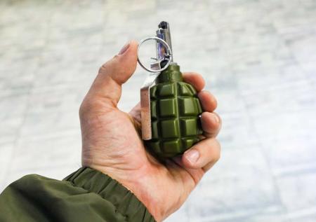 Боец ВСУ взорвал гранату во дворе дома