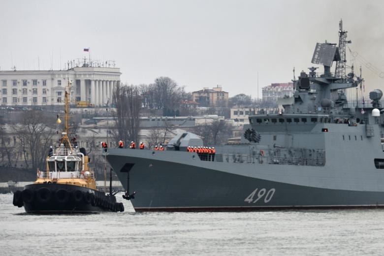Фрегат Черноморского флота ВМФ РФ «Адмирал Эссен», выполнявший задачи в Средиземном море, в порту Севастополя