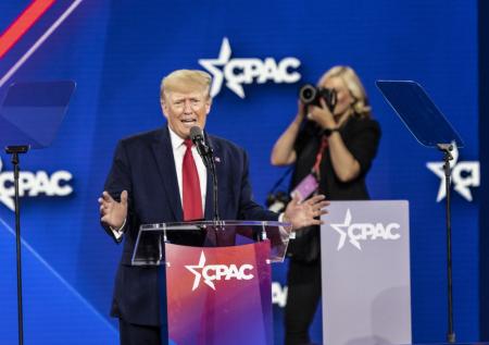 Экс-разведчик объяснил обыски у Трампа его популярностью в США