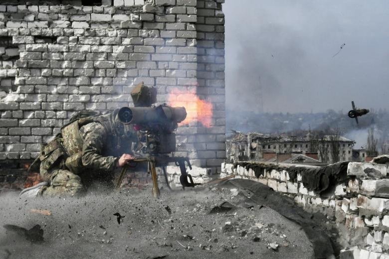 Боец ЧВК «Вагнер» ведет огонь из противотанковой управляемой ракеты (ПТУР) по позициям ВСУ в Артёмовске