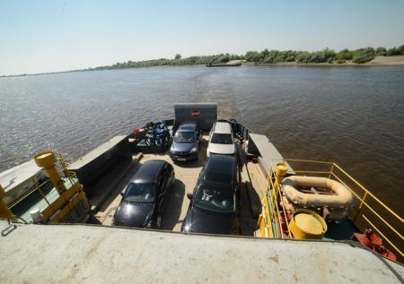 Паром с машинам и людьми унесло в реку в Астраханской области